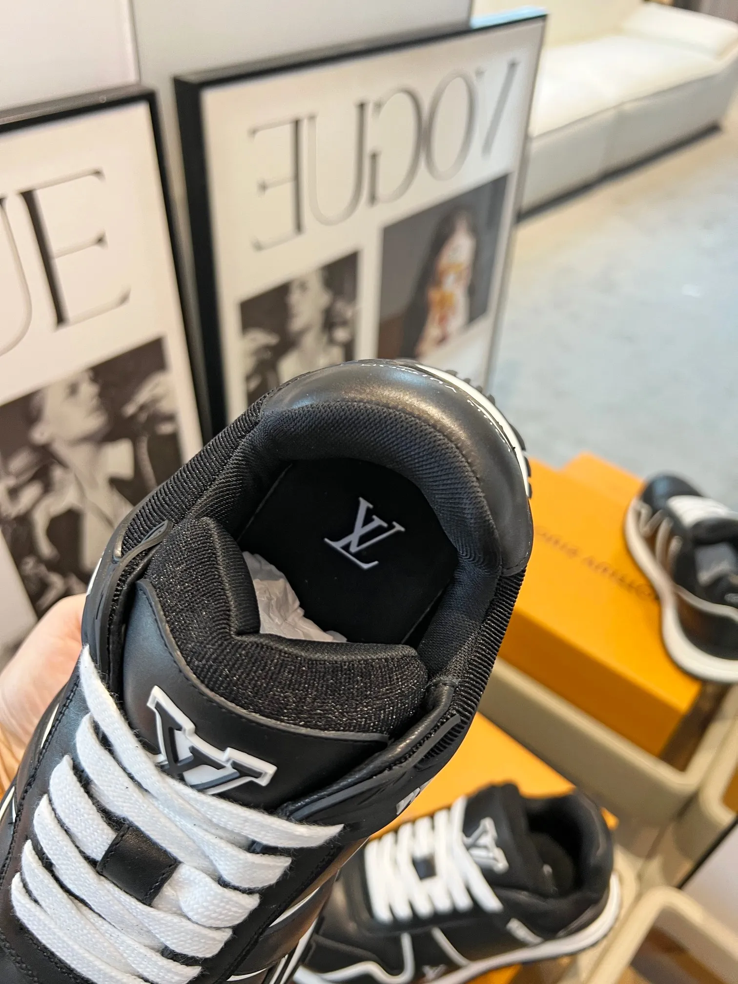 👟👟Ex-factory price 720👟👟 .LV Louis Vuitton's latest model, Phat Ding couple's thick-soled casual sneakers, original 1:1 production. Exquisite packaging at the counter [Celebration] ▪️Fabric: Original customized imported first-layer cowhide ▪️Inner lining: Customized breathable mesh ▪️Outsole: Original open-molded TPU combination outsole ▪️Sole thickness: 3.5CM ▪️Size: Women's 35-42/ Men's 39-46